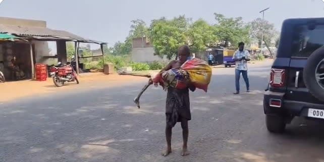 বোনের মৃত্যুর প্রমাণে কবর খুঁড়ে কঙ্কাল নিয়ে ব্যাংকে হাজির ভাই