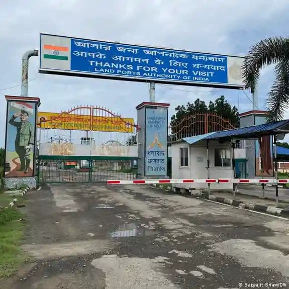 দীর্ঘ দুই বছর বন্ধ থাকার পর অবশেষে ভ্রমণ ভিসায় ভারত-বাংলাদেশ যাত্রী পারাপার শুরু হলো।